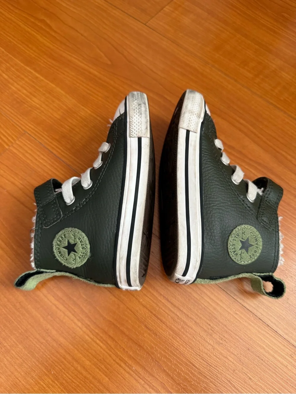 Converse infant Olive Green Leather High-Top Sneakers Lined inside size 7 EUC